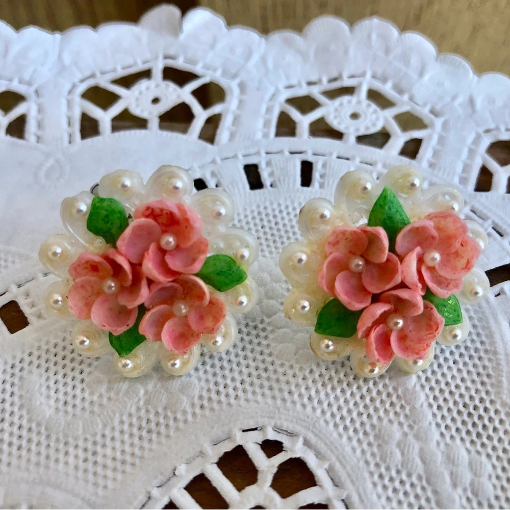 50s Sea Shell Earrings Pink Floral Novelty Faux Pearls Scalloped edge Screw Back - Picture 6 of 8